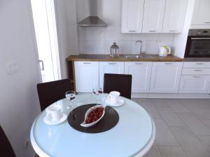 Kuchyňa alebo kuchynka v ubytovaní Apartments with a parking space Baska Voda, Makarska - 15214