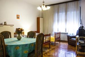 een woonkamer met een tafel met een vaas erop bij Apartments and rooms with WiFi Zagreb - 15219 in Zagreb