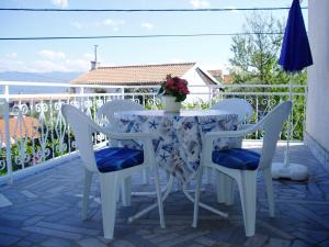 Fotografia z galérie ubytovania Apartments with a parking space Tribulje, Krk - 15223 v destinácii Dobrinj