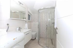 Un baño con ducha, lavabo e inodoro. en Apartments by the sea Tribunj, Vodice - 15233, en Tribunj 29 fotos más
