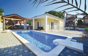 Bazén v ubytovaní Family friendly house with a swimming pool Vodice - 15243 alebo v jeho blízkosti