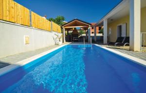 Bazén v ubytování Family friendly house with a swimming pool Vodice - 15243 nebo v jeho okolí