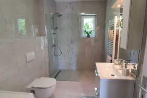 Kúpeľňa v ubytovaní Family friendly house with a swimming pool Vodice - 15243