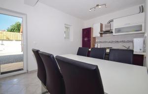 Kuchyňa alebo kuchynka v ubytovaní Family friendly house with a swimming pool Vodice - 15243