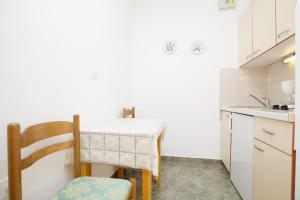 una piccola cucina con tavolo e sedia di Studio Stari Grad 15241c a Stari Grad (Cittavecchia)