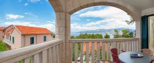 Balkón nebo terasa v ubytování Apartments by the sea Postira, Brac - 15242