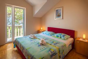 Postel nebo postele na pokoji v ubytování Apartments by the sea Postira, Brac - 15242