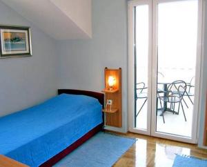 Postel nebo postele na pokoji v ubytování Apartments by the sea Postira, Brac - 15242