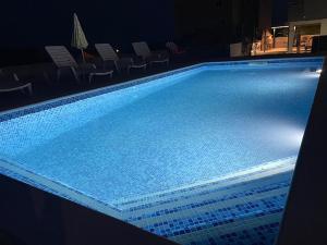 Bazén v ubytování Family friendly apartments with a swimming pool Seget Vranjica, Trogir - 12476 nebo v jeho okolí