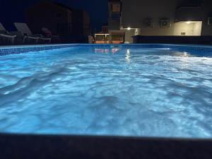 Bazén v ubytování Family friendly apartments with a swimming pool Seget Vranjica, Trogir - 12476 nebo v jeho okolí