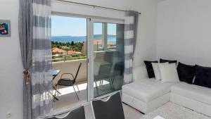 Balkón nebo terasa v ubytování Family friendly apartments with a swimming pool Seget Vranjica, Trogir - 12476