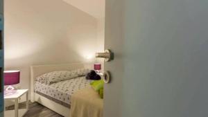 Postel nebo postele na pokoji v ubytování Family friendly apartments with a swimming pool Seget Vranjica, Trogir - 12476