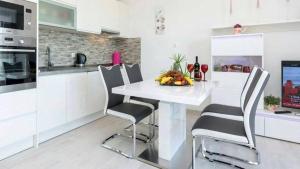 Kuchyň nebo kuchyňský kout v ubytování Family friendly apartments with a swimming pool Seget Vranjica, Trogir - 12476