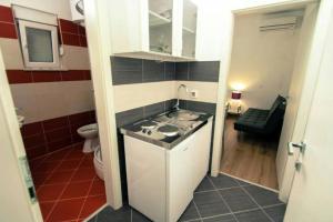 Kuchyň nebo kuchyňský kout v ubytování Family friendly apartments with a swimming pool Seget Vranjica, Trogir - 12476