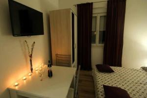 Postel nebo postele na pokoji v ubytování Family friendly apartments with a swimming pool Seget Vranjica, Trogir - 12476