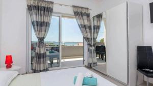 Postel nebo postele na pokoji v ubytování Family friendly apartments with a swimming pool Seget Vranjica, Trogir - 12476