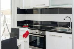 Kuchyň nebo kuchyňský kout v ubytování Family friendly apartments with a swimming pool Seget Vranjica, Trogir - 12476