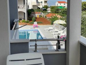 Bazén v ubytování Family friendly apartments with a swimming pool Seget Vranjica, Trogir - 12476 nebo v jeho okolí