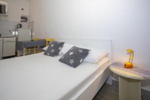 Postel nebo postele na pokoji v ubytování Studio Podgora 12816c