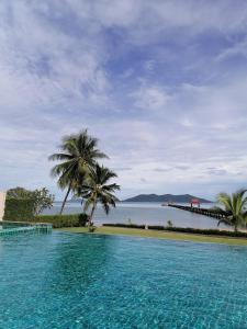 a large swimming pool with a view of the ocean at Paradise in Ko Chang