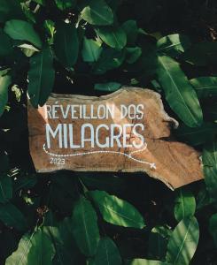 Znak, na którym czyta się "żądanie cesarzy" na gałęzi drzewa. w obiekcie Pousada Vale Encantado w mieście São Miguel dos Milagres