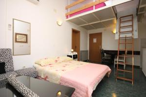 sypialnia z łóżkiem, drabiną i biurkiem w obiekcie Apartments with a parking space Makarska - 9696 w Makarskiej