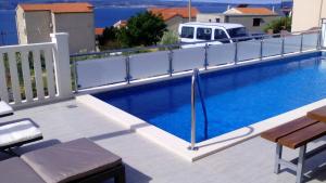 einen Pool auf dem Balkon eines Hauses in der Unterkunft Apartments with a swimming pool Mali Rat (Omis) - 9698 in Dugi Rat