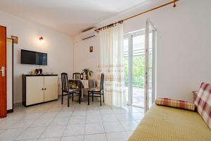 uma sala de estar com uma mesa e uma sala de jantar em Apartments by the sea Kneza, Korcula - 10168 em Racisce