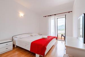 Ένα ή περισσότερα κρεβάτια σε δωμάτιο στο Apartments by the sea Kneza, Korcula - 10168
