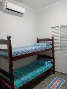 Двухъярусная кровать или двухъярусные кровати в номере Piscina Aquecida, Ar condicionado Casa Inteira,Caminhos da Canastra