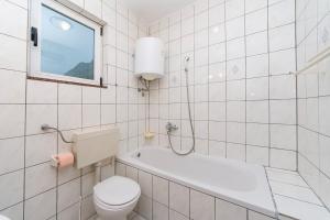 Kúpeľňa v ubytovaní Apartments by the sea Podaca, Makarska - 2618 + 19 fotografií