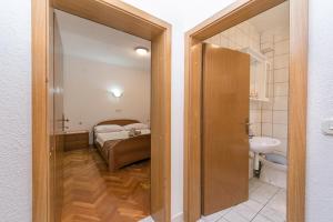 Koupelna v ubytování Apartments by the sea Podaca, Makarska - 2618
