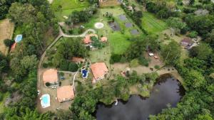 an overhead view of a house with a park and a lake at Pousada & Restaurante Chico Bento in Lambari