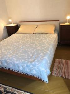 ein Bett in einem Zimmer mit zwei Nachttischen und einem Bett sidx sidx sidx in der Unterkunft Apartments by the sea Susak, Losinj - 14713 in Susak
