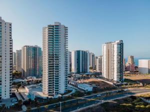 una vista aérea de una ciudad con edificios altos en Edificio WAVE Costa Montemar concon, en Concón