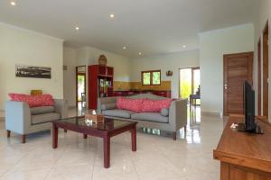 a living room with two couches and a coffee table at The North Cape Beach Villas in Umeanyar