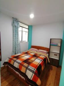 1 dormitorio con cama y ventana en Departamento Smart- Chiclayo B2 en Chiclayo