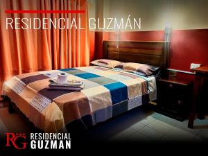 ein Schlafzimmer mit einem Bett mit einem roten Vorhang in der Unterkunft Residencial Guzmán 1 in Yacuiba