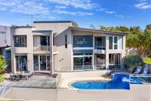 una grande casa bianca con piscina di 31 Witta Circle, Noosa Heads a Noosa Heads