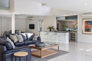 un soggiorno con un divano e un tavolo di 31 Witta Circle, Noosa Heads a Noosa Heads