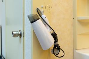 een haardroger hangend aan de deur van een badkamer bij Rose Heights Higashimoto - Vacation STAY 8157 in Osaka