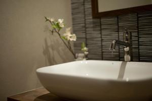 un lavabo blanco en un baño con un jarrón de flores en Osaka - House - Vacation STAY 8296, en Osaka