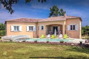 a house with a swimming pool in the yard at Villa de charme avec piscine couverte et 2500m2 de terrain in Lablachère