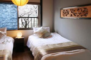 Habitación pequeña con 2 camas y ventana en Osaka - House - Vacation STAY 8296, en Osaka