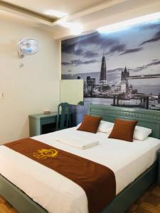 1 dormitorio con 1 cama y una pintura de la ciudad en Cozi Hotel en Hai Phong