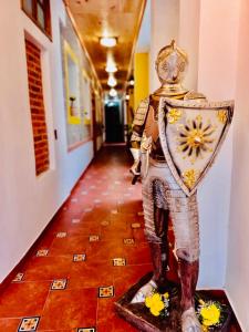 a statue of a man in armour on a hallway at Hotel Boutique Los Ángeles in Zacatlán