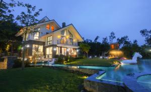 uma casa com piscina e um cisne no quintal em Spring Moon Villa Tam Dao - Venue Travel em Làng Hạ