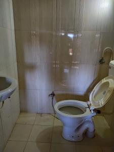 a bathroom with a toilet and a sink at Osian Dhana Ram Ki Dhani Home Stay Osian in Osiān