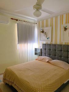 سرير أو أسرّة في غرفة في Espectacular y Acogedor