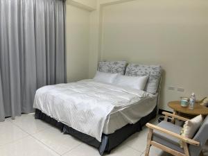 金門民宿 x 花藝雅築 The Flower Hut客房内的一张或多张床位